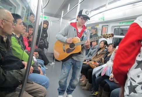 “请为我转身”“欢迎你来我的family” (图片来源网络)