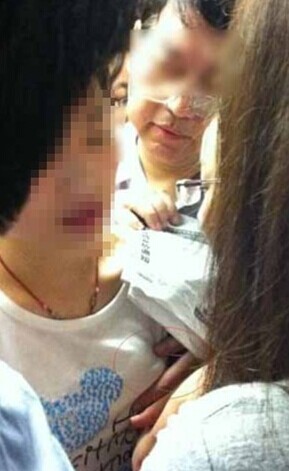 中年男子用报纸“掩护”袭胸？
