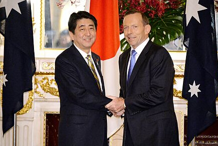 日本首相安倍晋三(左)与澳大利亚总理阿博特