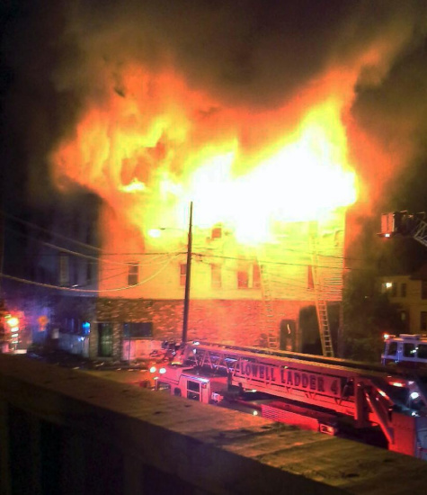 美国马萨诸塞州公寓楼大火 7人死亡9人受伤(图