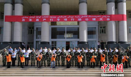 图为新疆且末县举行严打专项行动公捕大会现场。 丁建明 摄