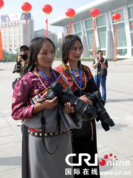 叁智卓玛（左）与诺日措（右）参加三江源国际摄影节 国际在线记者 李默 摄