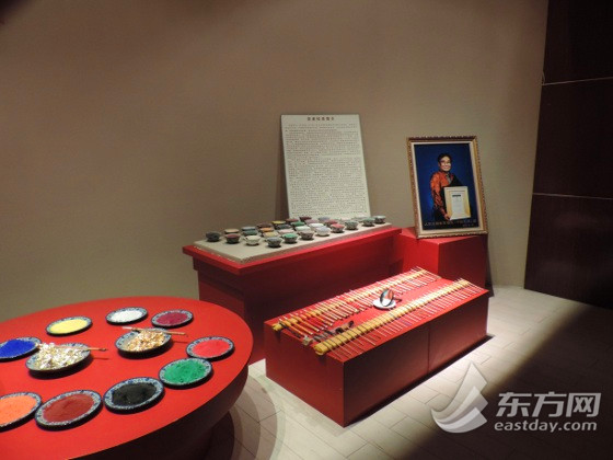 绘制唐卡的天然矿物颜料和画笔