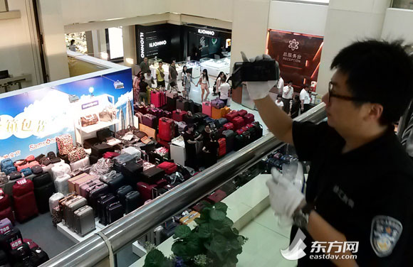 警方在现场进行勘察。