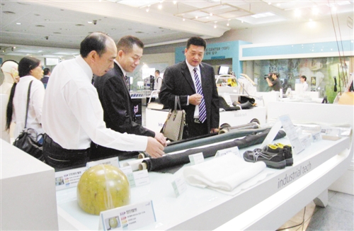 重庆服装企业主在韩国纤维开发研究院参观新型面料。记者 陈钧 摄