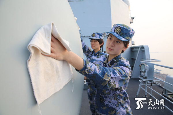 辽宁舰上绽放铿锵玫瑰，新疆籍海军女舰员风采掠影。韩峰摄