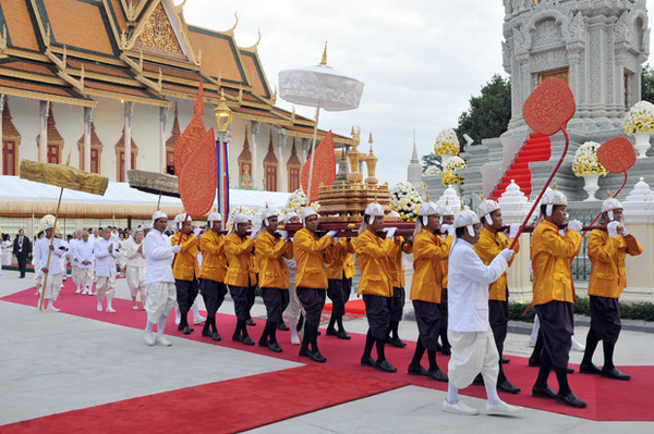 西哈努克太皇骨灰坛请奉至灵骨塔（图片来源：AKP柬新社）