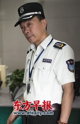 何建忠：55岁，银行保安，从歹徒手中夺下菜刀，“我一开始就没有很害怕，都是按照演练的来。”