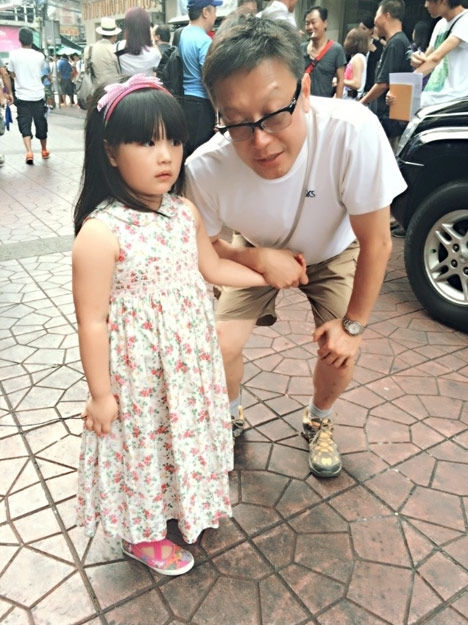 刘伟强安慰王诗龄。(图片来源:王诗龄微博)