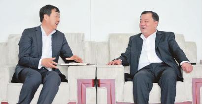 集安市代市长陈旭升(右)接受本报副总编辑刘卫民专访 本报记者 吴廷 摄