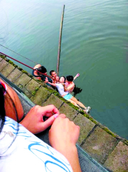 三名小伙跳进河中救女子 一人溺亡他是谁?