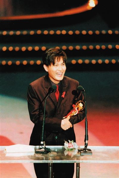 　　张信哲凭借专辑《宽容》获得金曲奖最佳男歌手。