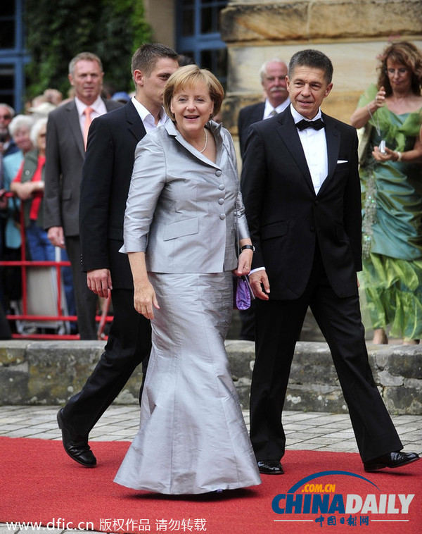 默克尔身穿银灰色套装,气场强大。(图片来源:东方IC)