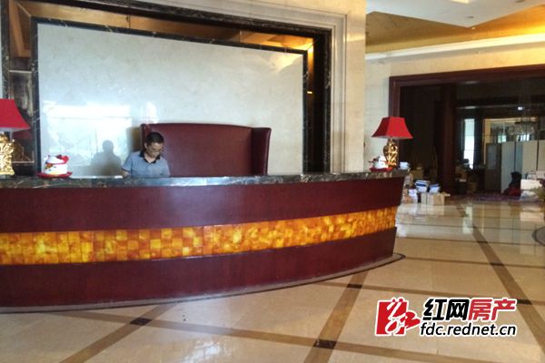 (目前，澜湾营销中心每日仅有两名员工值班。)