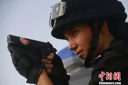 新疆特警沙漠边缘反恐实战训练 女特警不让须