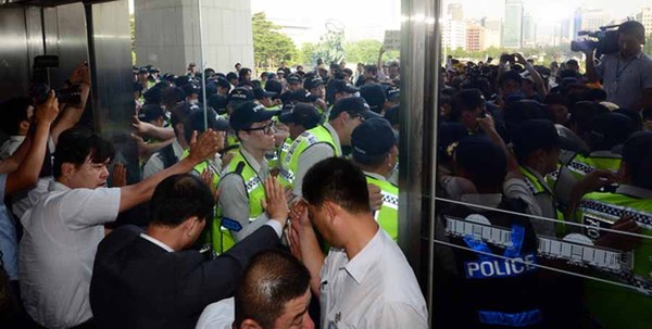 韩世越号遇难者家属欲闯国会抗议 与警察爆冲