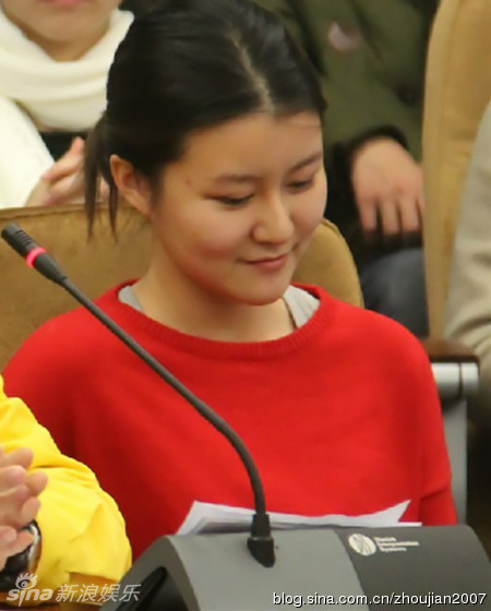 　　7月16日晚，微博上曝光一组黄宏女儿黄豆豆参加《开讲啦》节目的录制图片，今年21岁的黄豆豆在中国传媒大学读播音主持专业，现在已亭亭玉立是个大姑娘了！