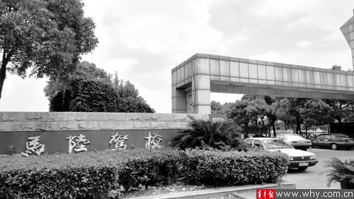 　　吴先生虽然在泛华驾校合作方马陆驾校基地练了四五次车，但迟迟没有报上名。