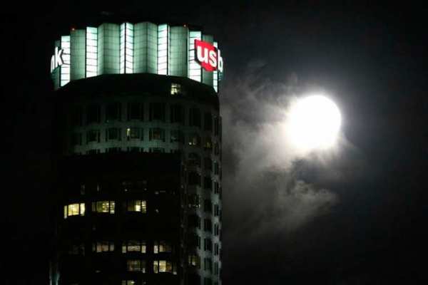 美国洛杉矶市观看到的超级月亮（网页截图）