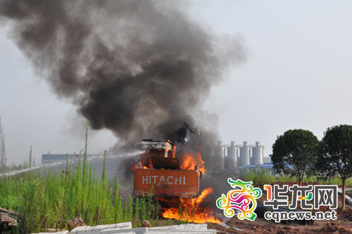 天气太热，挖掘机邮箱被晒爆引起自燃。 虎溪消防中队供图 华龙网发