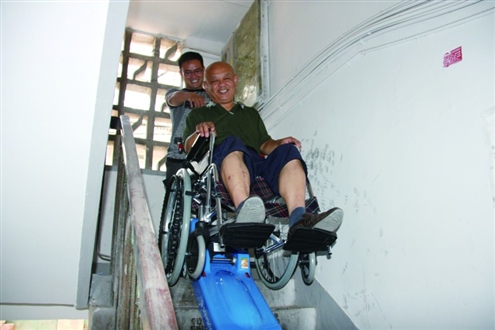 坐爬楼机上下楼,老人可得劲了