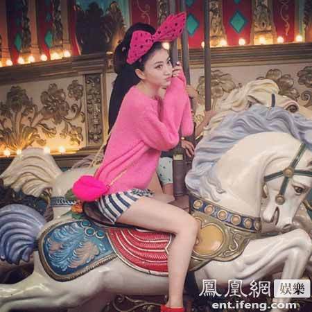 景甜“少女心”卖萌变“兔斯基” 畅玩游乐场_娱乐新闻_看看新闻网