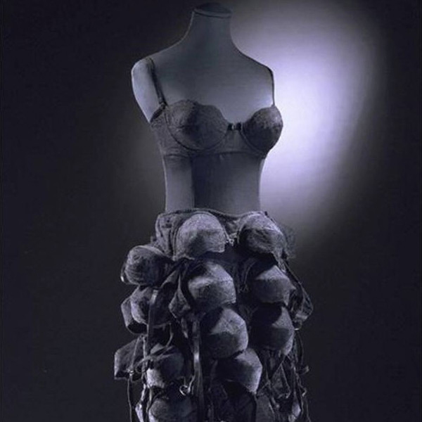 1988年Moschino品牌设计的内衣裙。