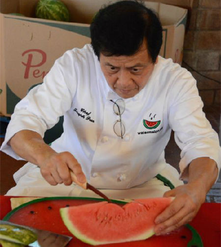 潘国强在雕刻西瓜。（美国《侨报》记者夏嘉摄）