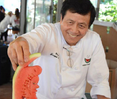 潘国强向民众赠送他雕刻的西瓜作品。（美国《侨报》记者夏嘉摄）