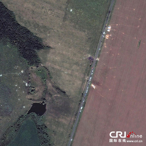 当地时间2014年7月21日，数字地球发布的卫星图显示，马航MH17客机坠毁残骸散落。图片来源：DigitalGlobe/ScapeWare3d/Getty Images/CFP