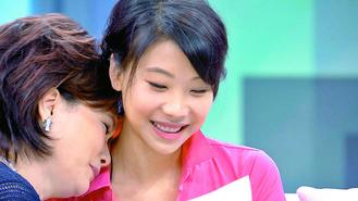 胡婷婷(右)读着父亲来信,沈春华深受感动。图/台湾《联合报》