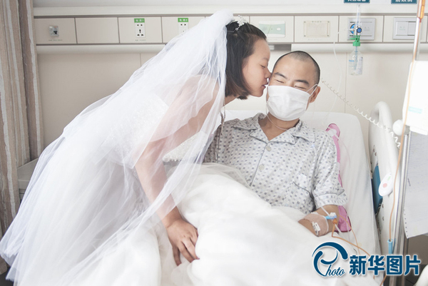 中南大学湘雅医院，向华穿着婚纱出现在男友李真的床边，深情一吻。李真被确诊患白血病后，最大的愿望就是看见向华穿着婚纱出现在自己面前。