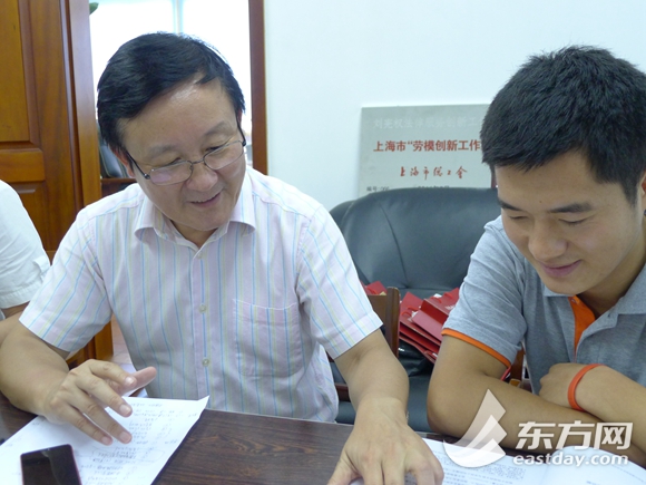 刘宪权在辅导学生