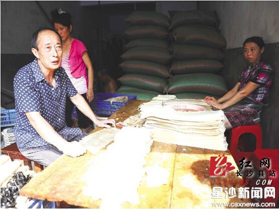 位于安沙镇杨梓冲村李家公屋组的一家黑豆腐作坊，被执法后依然抱侥幸心理，在偷偷加工半成品。 盛磊 摄