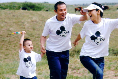 　　何音、黄志忠一家三口旧照