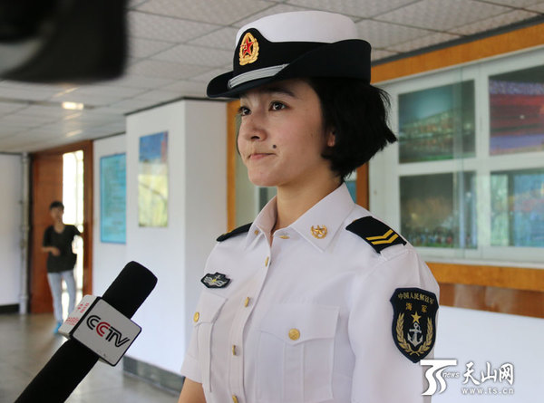 新疆姑娘迪力胡马尔·阿布来提成为中国海军首位维吾尔族女军官。