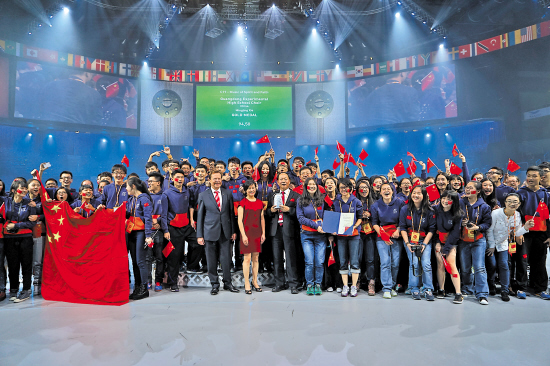 　　省实师生在冠军领奖台上挥动国旗高唱国歌