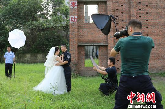 特警婚纱照图片_特警车