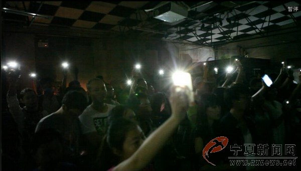 热情的歌迷为赵已然祝福。