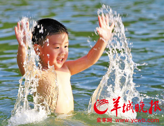 炎炎夏日,宝贝们开心戏水