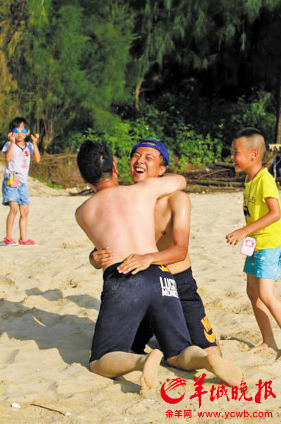 赤膊上阵展开沙滩球赛