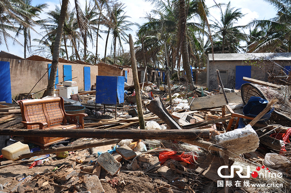 7月26日，记者深入台风“威马逊”最初登陆点——文昌市翁田镇明月村委会湖心港，当地民居已经被台风破坏得面目全非。