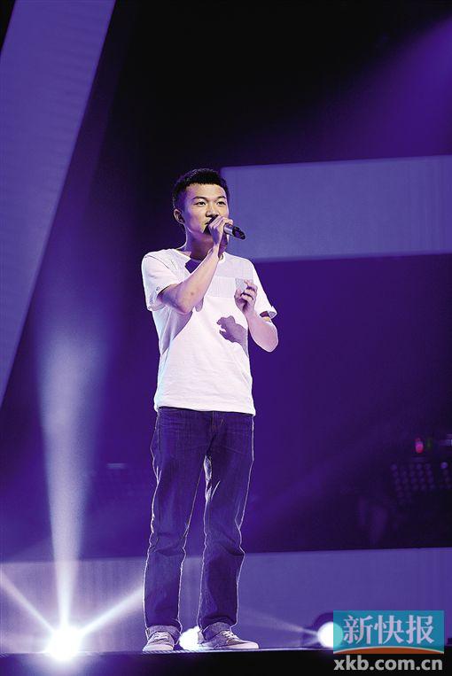 其貌不扬的周深成为当晚人气最高的学员。