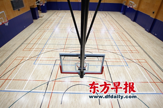 上海惠灵顿国际学校内的篮球场。