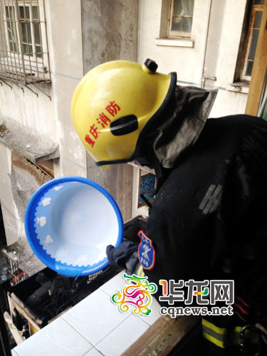 消防官兵用水给空调外机降温 童家桥中队供图 华龙网发