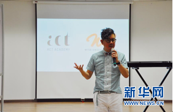 图为著名音乐人李偲菘在ERC创业管理学院ACT电影学院演唱课程示范课现场