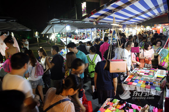 慕名前来追捧的新老粉丝摩肩接踵