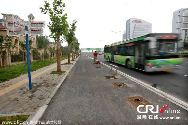 　　2014年7月28日，南京江北24座公交站台被偷了，现在立柱被齐根“割”掉，只剩下候车椅。图片署名：扬子晚报-东方IC