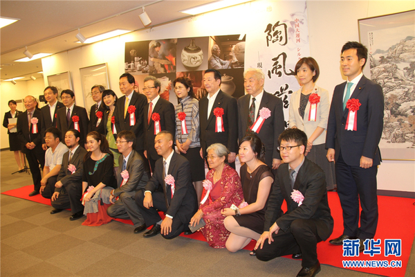 与会嘉宾和艺术家合影(新华社记者 蓝建中 摄)
