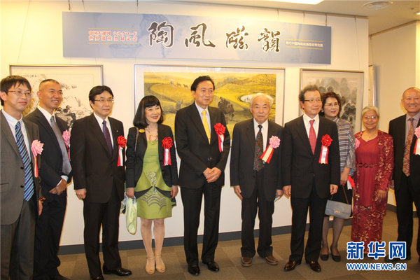参展艺术家与前首相鸠山由纪夫夫妇和程永华大使夫妇等与会嘉宾合影(新华社记者 蓝建中 摄)